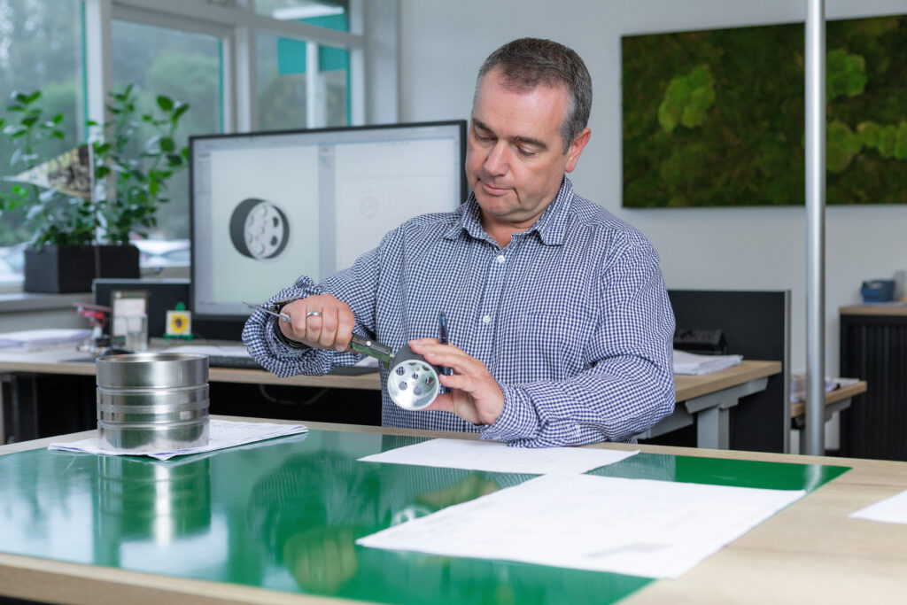 Medewerker (engineer) van Spikker Specials is bezig met het ontwerp van een kritisch machineonderdeel