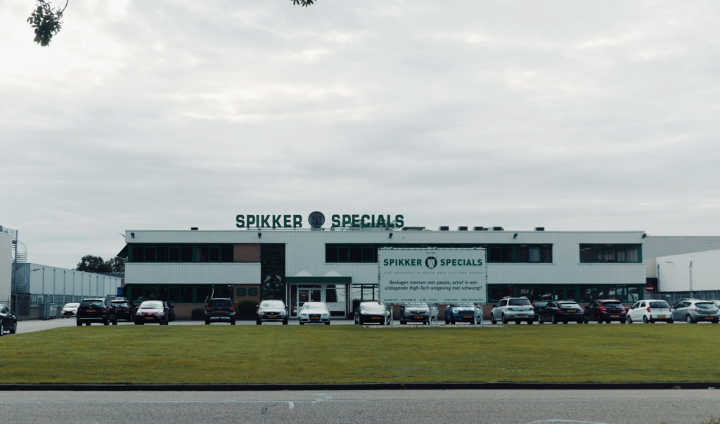 Employee (production) of Spikker Specials is working on the production of a critical machine component